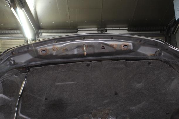 Foto: MOTORHAUBE ( FACELIFT AB 06.2005 ) eines Mazda 6 Sport Kombi 2.0 Elegance