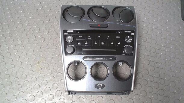 Foto: RADIOBLENDE/ BEDIENEINHEIT RADIO eines Mazda 6 Sport Kombi 2.0 City