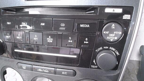 Foto: RADIOBLENDE/ BEDIENEINHEIT RADIO eines Mazda 6 Sport Kombi 2.0 City
