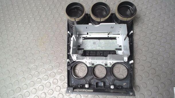 Foto: RADIOBLENDE/ BEDIENEINHEIT RADIO eines Mazda 6 Sport Kombi 2.0 City