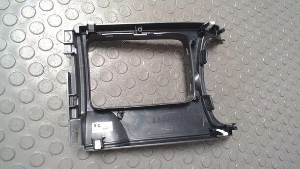 Foto: BLENDE/ ABDECKUNG SCHALTHEBEL eines Mazda 6 Sport Kombi 2.0 City