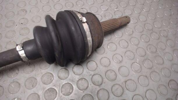 Foto: ANTRIEBSWELLE RECHTS eines Opel Corsa Swing