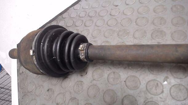 Foto: ANTRIEBSWELLE RECHTS eines Opel Corsa Swing