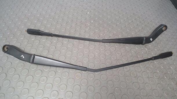 Foto: SCHEIBENWISCHERARME VORN eines Mercedes-Benz B 200 CDI Autotronic