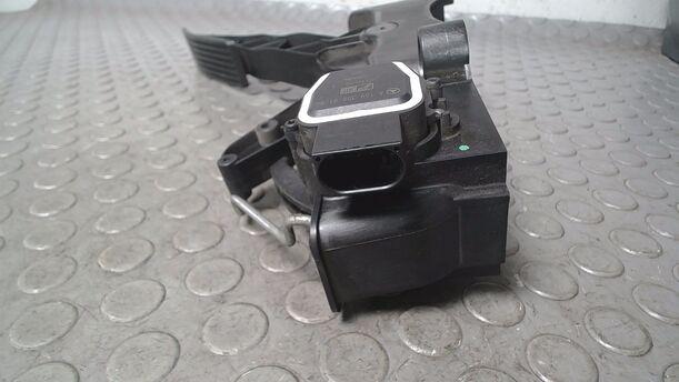 Foto: GASPEDAL ( TEMPOMAT ) eines Mercedes-Benz B 200 CDI Autotronic