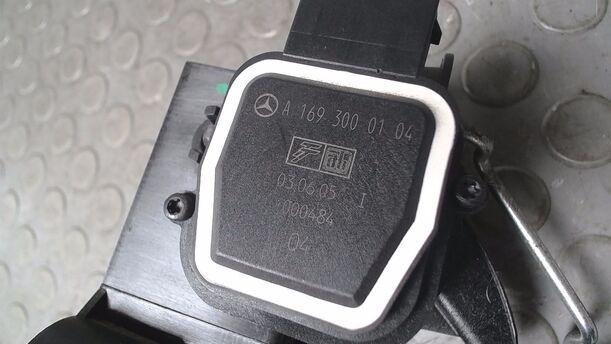 Foto: GASPEDAL ( TEMPOMAT ) eines Mercedes-Benz B 200 CDI Autotronic
