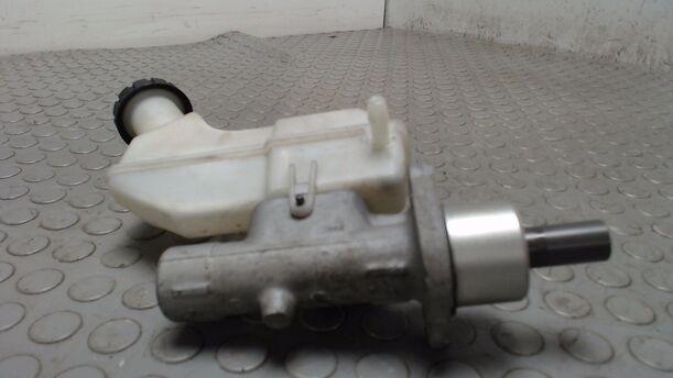 Foto: HAUPTBREMSZYLINDER eines Nissan Micra 1.2