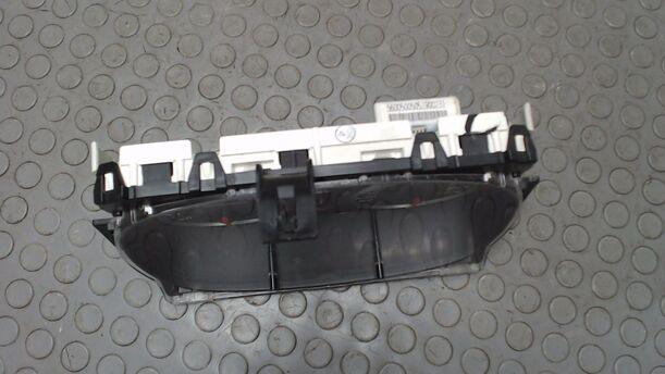 Foto: TACHOEINHEIT / KOMBIINSTRUMENT eines Nissan Micra 1.2