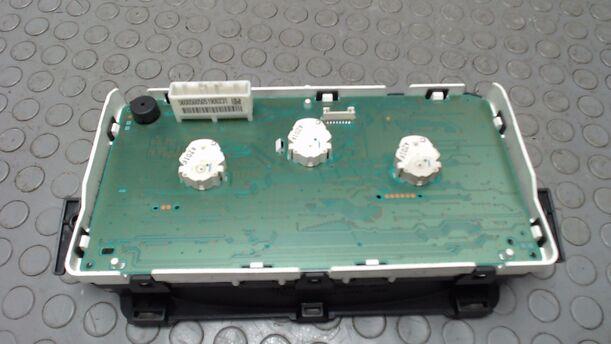 Foto: TACHOEINHEIT / KOMBIINSTRUMENT eines Nissan Micra 1.2