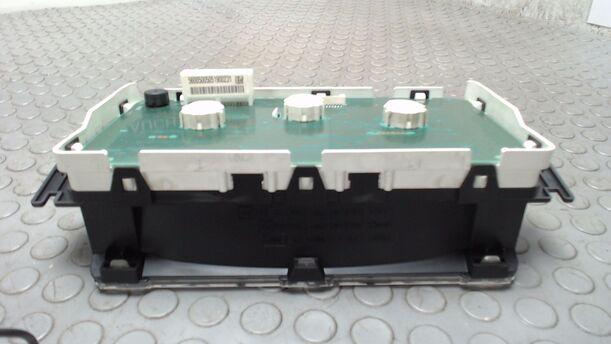 Foto: TACHOEINHEIT / KOMBIINSTRUMENT eines Nissan Micra 1.2