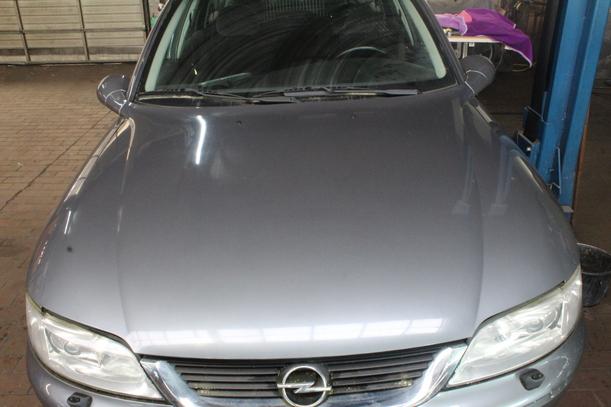 Foto: MOTORHAUBE eines Opel Vectra 1.6 Caravan