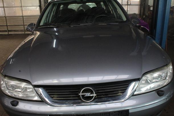 Foto: MOTORHAUBE eines Opel Vectra 1.6 Caravan