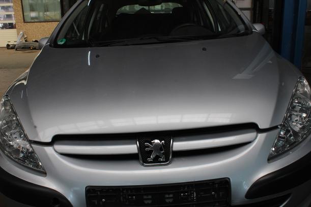 Foto: MOTORHAUBE eines Peugeot 307 HDi SW 110