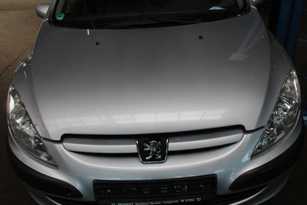 Foto: MOTORHAUBE eines Peugeot 307 HDi SW 110