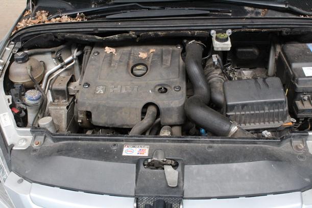 Foto: MOTORHAUBE eines Peugeot 307 HDi SW 110
