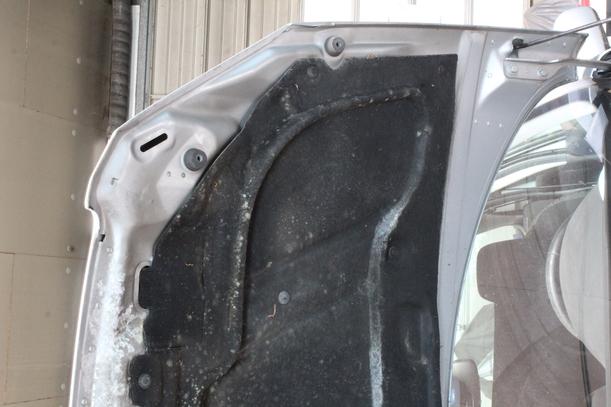 Foto: MOTORHAUBE eines Peugeot 307 HDi SW 110