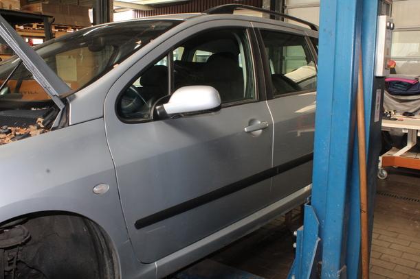 Foto: TÜR VORN LINKS ( 4/5 TÜRER ) eines Peugeot 307 HDi SW 110