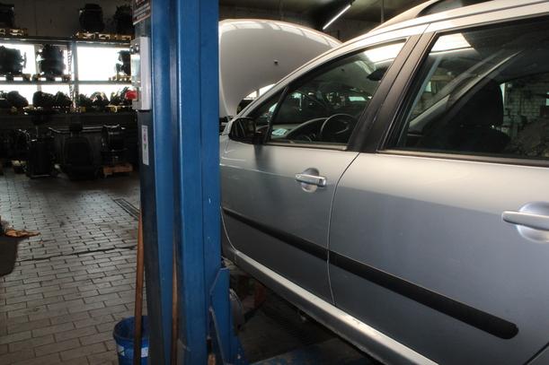 Foto: TÜR VORN LINKS ( 4/5 TÜRER ) eines Peugeot 307 HDi SW 110