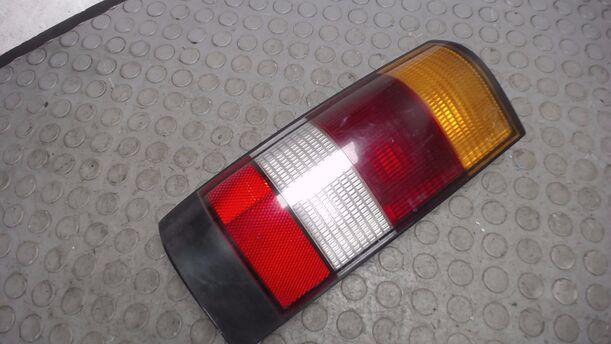 Foto: HECKLEUCHTE / RÜCKLICHT LINKS eines OPEL KADETT D CARAVAN