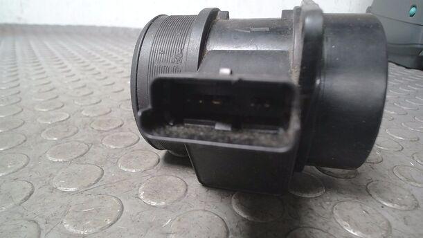 Foto: LUFTMASSENMESSER SIEMENS eines Peugeot 307 HDi SW 110