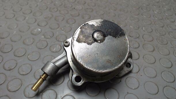 Foto: VAKUUMPUMPE eines Peugeot 307 HDi SW 110
