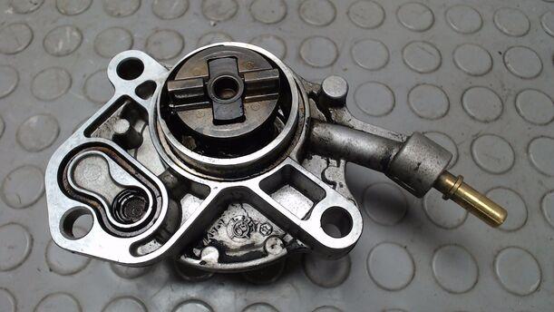 Foto: VAKUUMPUMPE eines Peugeot 307 HDi SW 110