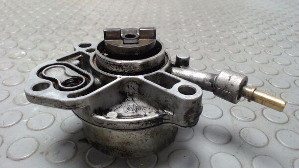 Foto: VAKUUMPUMPE eines Peugeot 307 HDi SW 110