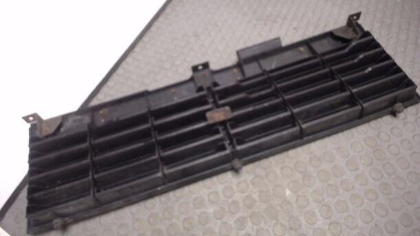 Foto: KÜHLERGRILL eines Mitsubishi CANVAS TOP