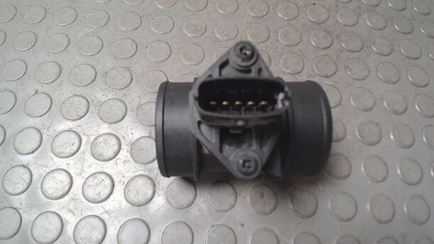 Foto: LUFTMASSENMESSER BOSCH eines Opel Agila 1.2 16 V LS