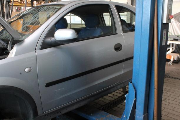 Foto: TÜR LINKS / 2/3 TÜRER ) eines Opel Corsa 1.2 16V LS