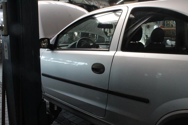 Foto: TÜR LINKS / 2/3 TÜRER ) eines Opel Corsa 1.2 16V LS