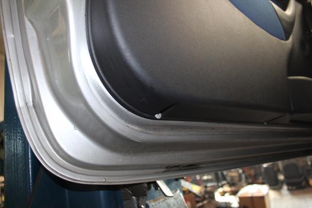 Foto: TÜR LINKS / 2/3 TÜRER ) eines Opel Corsa 1.2 16V LS