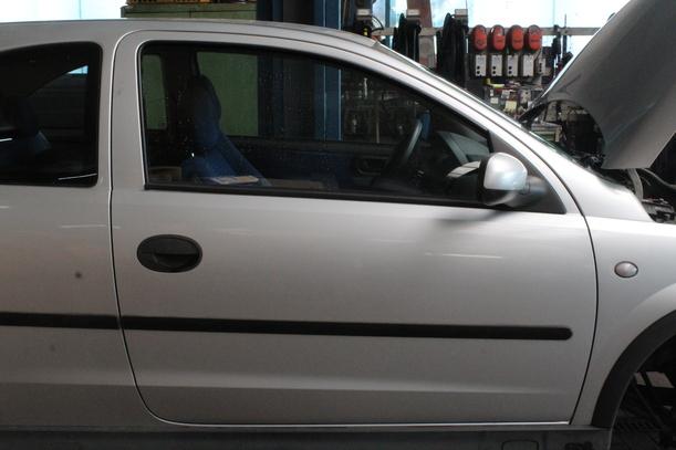 Foto: TÜR RECHTS ( 2/3 TÜRER ) eines Opel Corsa 1.2 16V LS