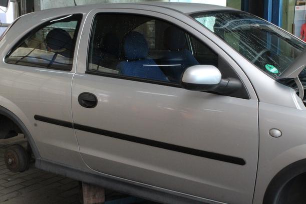 Foto: TÜR RECHTS ( 2/3 TÜRER ) eines Opel Corsa 1.2 16V LS