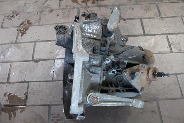 Foto: SCHALTGETRIEBE 5-GANG eines Peugeot 206+ 60