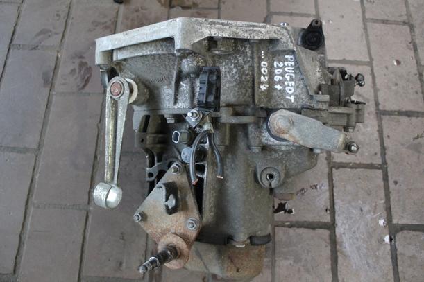 Foto: SCHALTGETRIEBE 5-GANG eines Peugeot 206+ 60