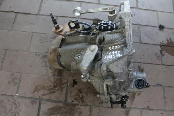 Foto: SCHALTGETRIEBE 5-GANG eines Peugeot 206+ 60