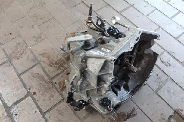 Foto: SCHALTGETRIEBE 5-GANG eines Peugeot 206+ 60