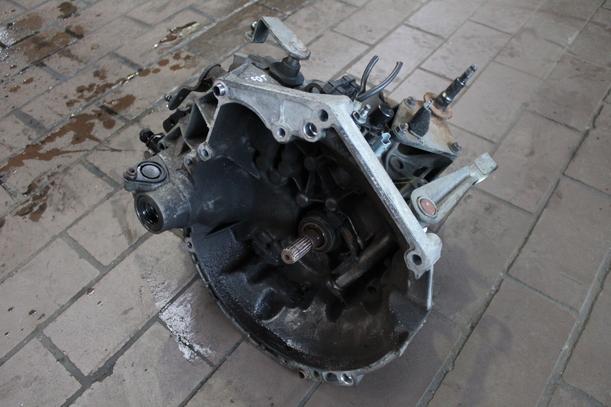 Foto: SCHALTGETRIEBE 5-GANG eines Peugeot 206+ 60