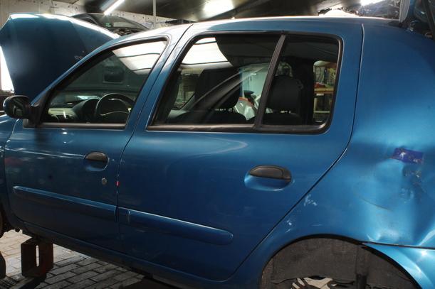 Foto: TÜR HINTEN LINKS ( AUSFÜHRUNG BIS 2007 ) eines Renault Clio 1.2 16V