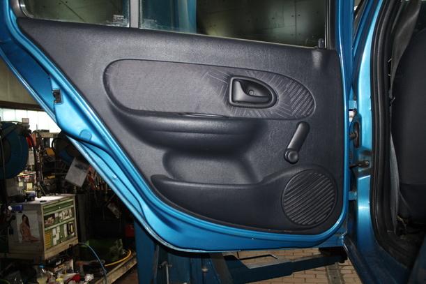 Foto: TÜR HINTEN LINKS ( AUSFÜHRUNG BIS 2007 ) eines Renault Clio 1.2 16V