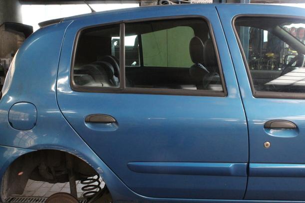 Foto: TÜR HINTEN RECHTS ( AUSFÜHRUNG BIS 2007 ) eines Renault Clio 1.2 16V