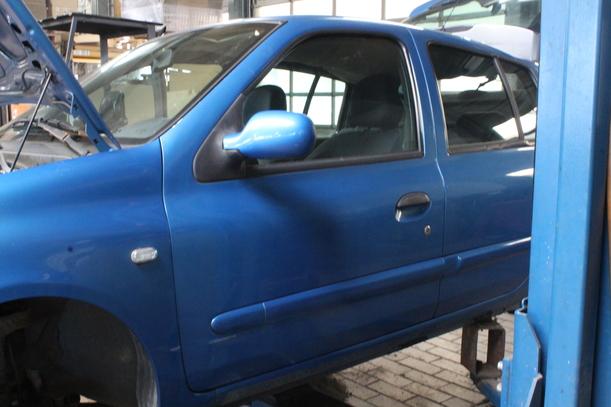Foto: TÜR VORN LINKS ( 4/5 TÜRER / AUSF. BIS 2007 ) eines Renault Clio 1.2 16V