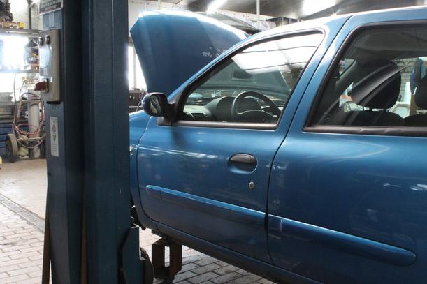 Foto: TÜR VORN LINKS ( 4/5 TÜRER / AUSF. BIS 2007 ) eines Renault Clio 1.2 16V