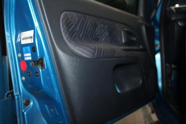 Foto: TÜR VORN LINKS ( 4/5 TÜRER / AUSF. BIS 2007 ) eines Renault Clio 1.2 16V