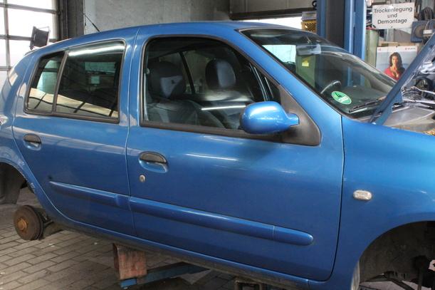 Foto: TÜR VORN RECHTS ( 4/5 TÜRER / AUSF. BIS 2007 ) eines Renault Clio 1.2 16V