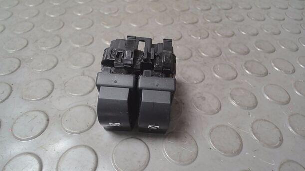 Foto: FENSTERHEBERSCHALTER eines Renault Clio 1.2 16V