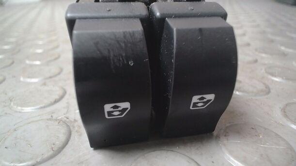 Foto: FENSTERHEBERSCHALTER eines Renault Clio 1.2 16V