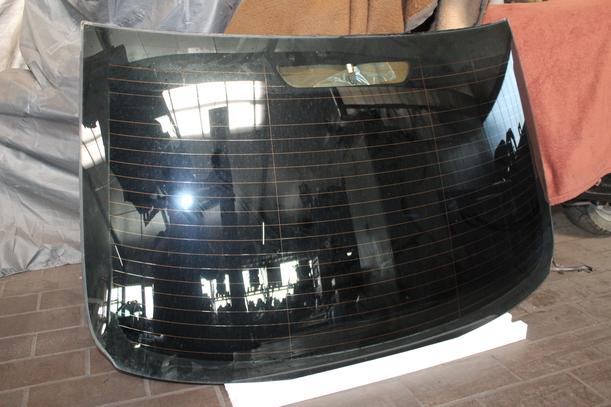 Foto: HECKSCHEIBE ( COUPE/ MIT TÖNUNGSFOLIE ) eines BMW 335d Coupe Aut.