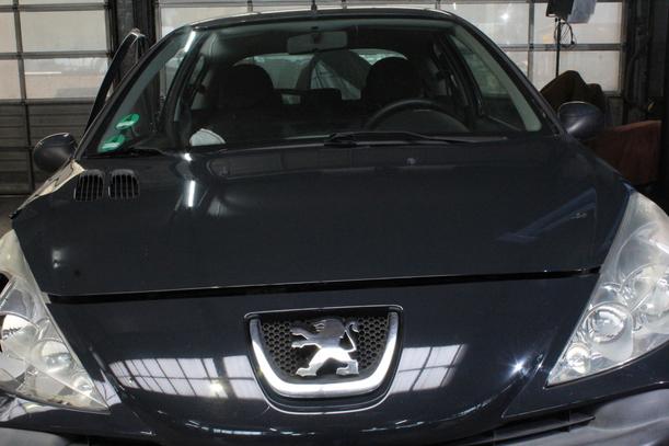 Foto: MOTORHAUBE eines Peugeot 206+ 60